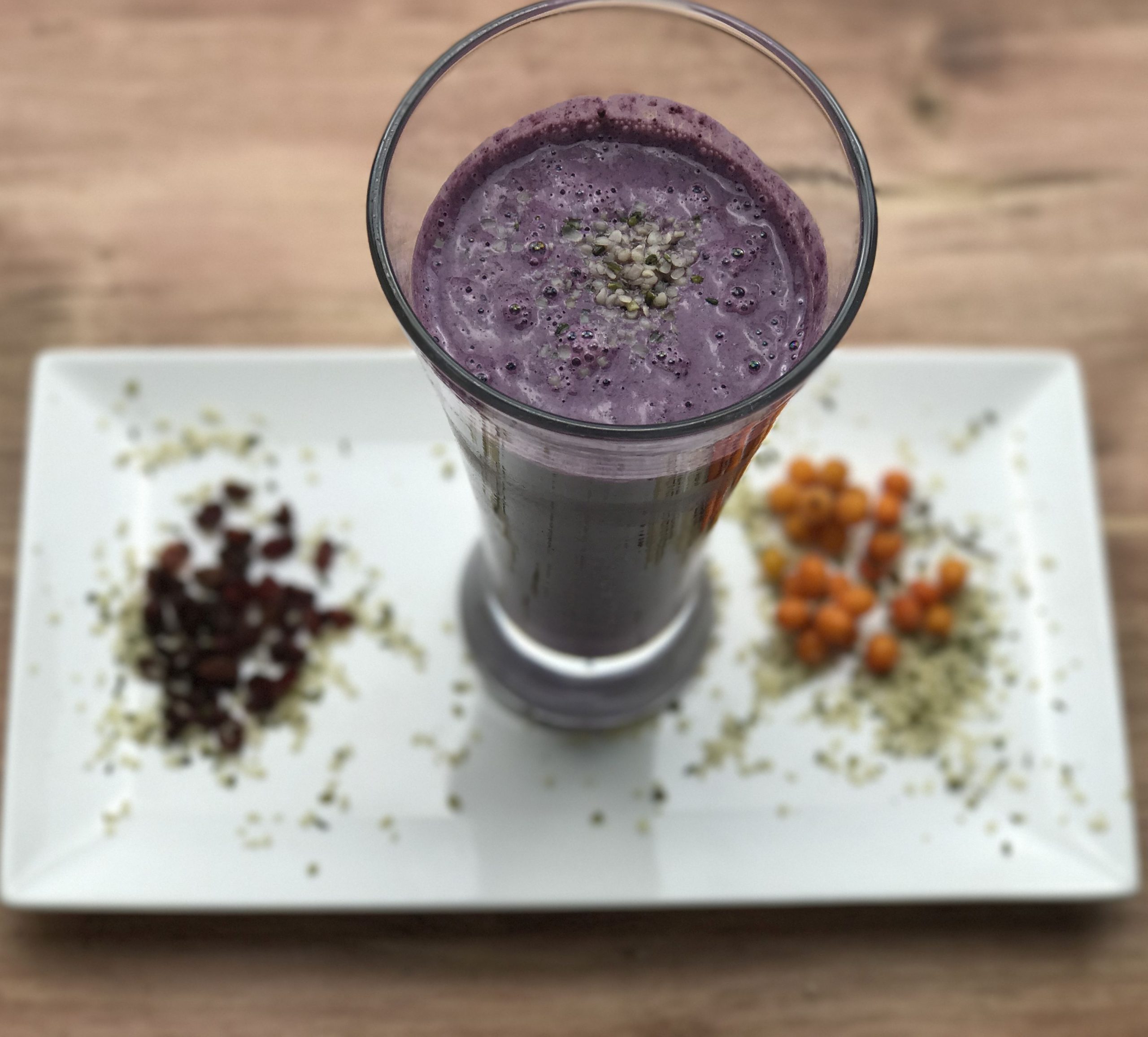 Smoothie de afine, cătină și cânepă